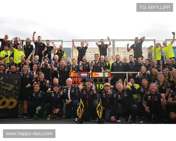 F1赛季最新动态:梅赛德斯与红牛激烈竞争,车手阵容大换血 F1赛季最新动态:梅赛德斯与红牛激烈竞争,车手阵容大换血